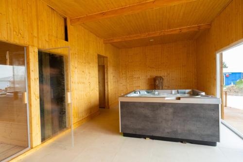 La salle de bains est pourvue d'un lavabo dans un mur en bois. dans l'établissement Herdade da Yucca - Retreat & Spa, à Terena