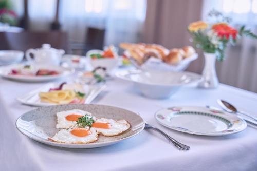 een tafel met borden eieren en brood bij Hotel Gasthof Scheer in Bad Gleichenberg