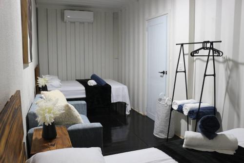 une chambre d'hôtel avec deux lits et un salon dans l'établissement Cozy 1BR Beachside Apartment Entre Olas, à Vega Baja