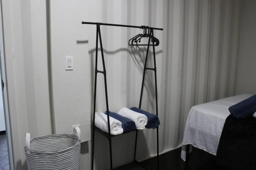 une chambre avec un miroir et des serviettes dans une chambre dans l'établissement Cozy 1BR Beachside Apartment Entre Olas, à Vega Baja