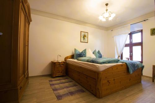 ein Schlafzimmer mit einem Holzbett mit Fenster in der Unterkunft Altstadtzauber Amberg in Amberg