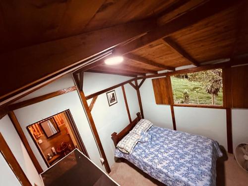 En eller flere senge i et værelse på Titiribi-Antioquia- Cabaña el sol