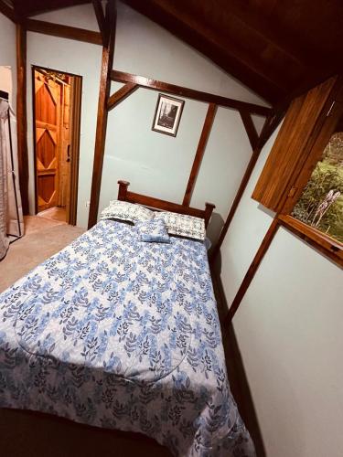 Giường trong phòng chung tại Titiribi-Antioquia- Cabaña el sol