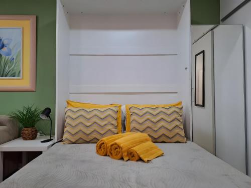 een bed met een gele deken erop bij Zizas House Studio in Praia da Rocha