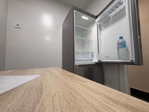 een lege koelkast met een fles water erin bij CASTELLON DELUXE in Castellón de la Plana
