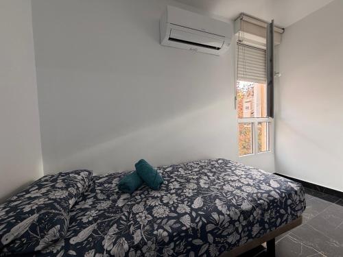 een slaapkamer met een bed en een raam bij CASTELLON DELUXE in Castellón de la Plana