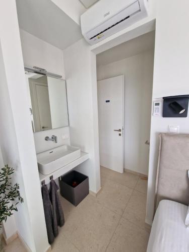 a bathroom with a sink and a mirror at Seeview Villa and Mountain view in Grizókambos