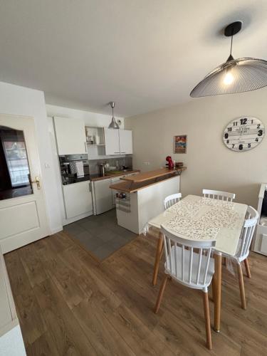 Køkken eller tekøkken på Appartement récent à deux minutes de la plage