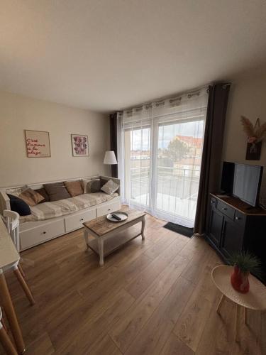 Et tv og/eller underholdning på Appartement récent à deux minutes de la plage