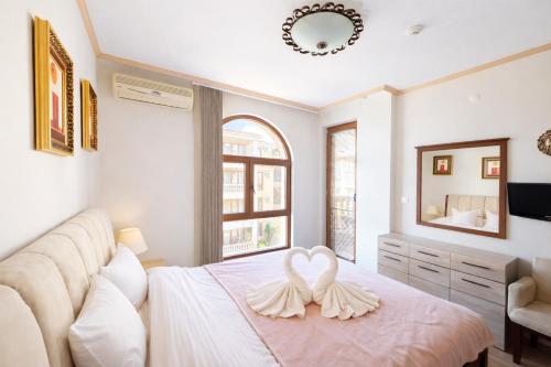 Postel nebo postele na pokoji v ubytování Royal Bay-I Seaview Apartment