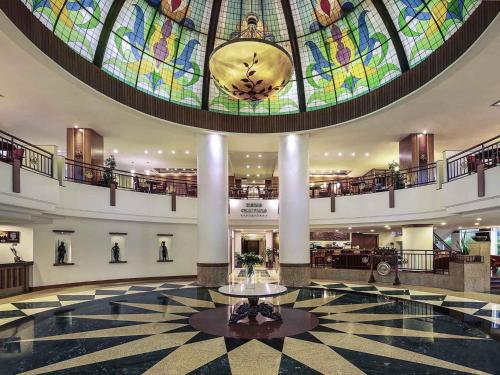 een groot gebouw met een groot glas-in-loodplafond bij Mercure Jakarta Kota in Jakarta