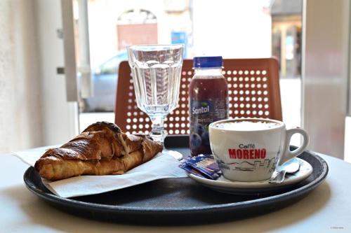 een tafel met een bord eten en een kopje koffie bij Il Cavalliere Bed & breakfast in Barletta