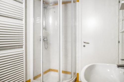 een badkamer met een douche en een wastafel bij Windshouse Apartments in Nago-Torbole