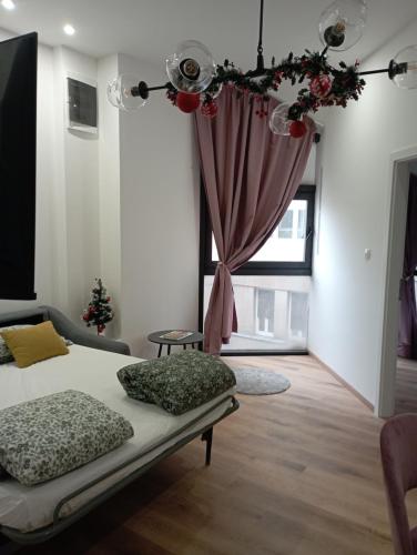 een woonkamer met een bed en een raam bij La Zagreb in Zagreb
