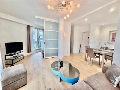 Luxury Paris Apt, Eiffel View, Golden Triangle