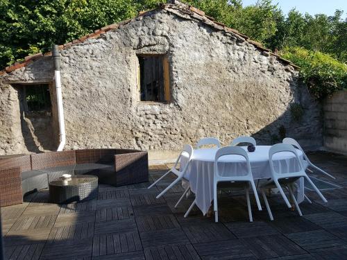 een witte tafel en stoelen voor een gebouw bij LE Prana in Rozérieulles
