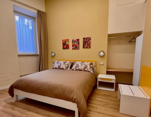 una piccola camera da letto con un letto e una finestra di BIXIO40 BED&BREAKFAST and APARTMENTS a Montefiascone