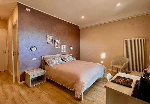 ein Schlafzimmer mit einem Bett, einem Tisch und einem Schreibtisch in der Unterkunft BIXIO40 BED&BREAKFAST and APARTMENTS in Montefiascone