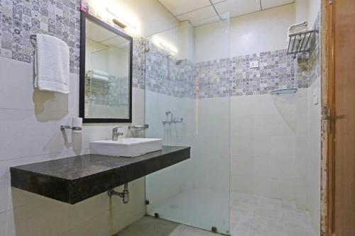 ein Badezimmer mit Waschbecken und Dusche in der Unterkunft Angel Grand Residency in Greater Noida
