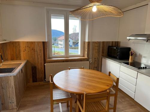 Køkken eller tekøkken på Bel appartement dans une ferme Vosgienne