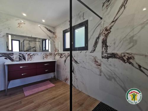 a bathroom with a marble wall at La villa manon in Florensac
