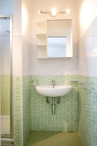 a bathroom with a sink and a shower at M377 - Marcelli, bilocale con corte esterna e posto auto in Marcelli
