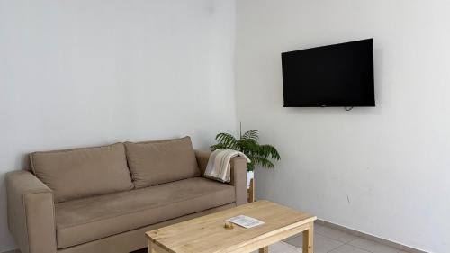 ein Wohnzimmer mit einer Couch und einem Couchtisch in der Unterkunft Temporario Sur, hasta 4 personas con 3 camas, General Roca in General Roca