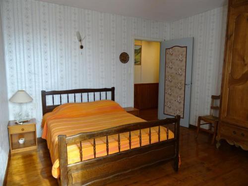 een slaapkamer met een bed, een tafel en een deur bij Les hirondelles de montsec in Pampelonne