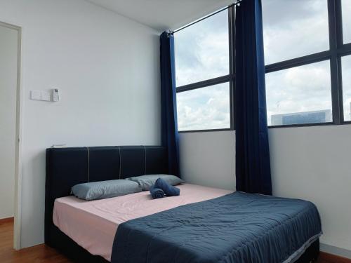 En eller flere senge i et værelse på Make Memories Residence 2BR Summer Mall Kota Samarahan