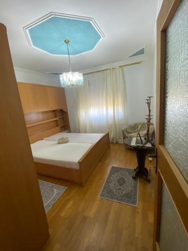 een slaapkamer met een bed en een kroonluchter bij Landhaus Weitblick in Paldau