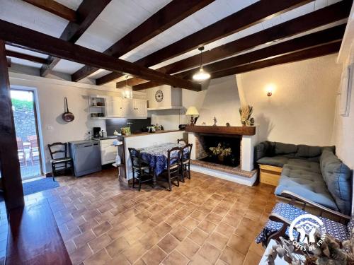 a living room with a couch and a fireplace at Le gite fleuri in Limousis