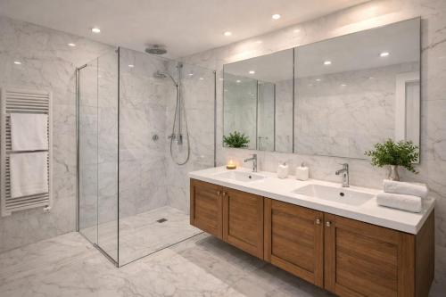 een badkamer met een wastafel en een douche bij Cristian Case Vacanza in Colonna