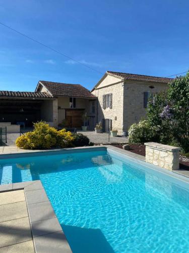 Mas del sol في Cahuzac-sur-Vère: مسبح أزرق كبير أمام منزل