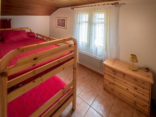 una camera da letto con due letti a castello e una finestra di Les bleuets a Bolquere Pyrenees 2000