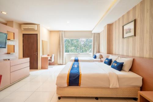 Postel nebo postele na pokoji v ubytování Sweet Karina Hotel Pasteur