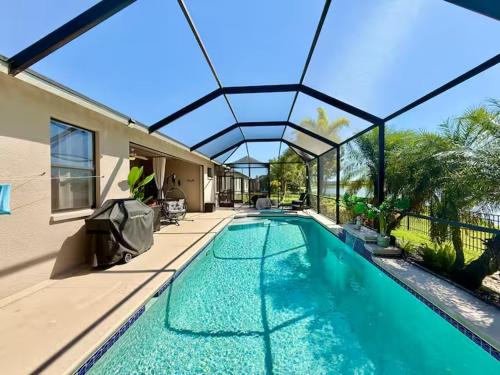 een zwembad in een huis met een glazen plafond bij Loft à louer in Apollo Beach