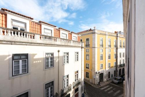 Baixa chiado 2 bedroom duplex apt with AC elevator