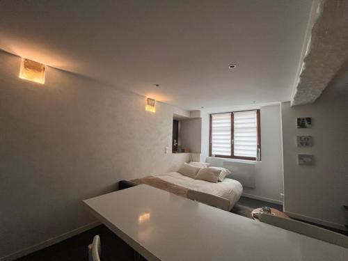 a small bedroom with a bed and a window at Sand & Chill - Studio 37R in Rouffach