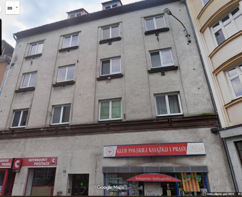 een gebouw op de hoek van een straat bij Centrum Czeski Cieszyn in Karviná