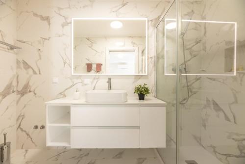 Baixa chiado 2 bedroom duplex apt with AC elevator