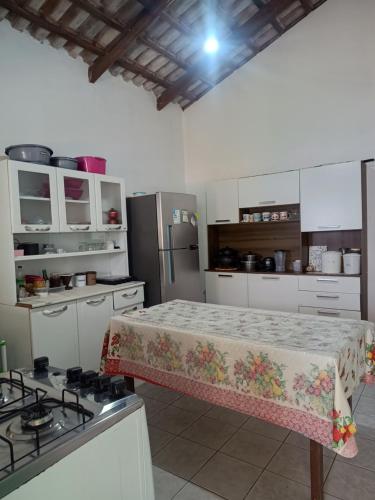 una cucina con un letto e una stufa di Casa temporada Cavalcante Goiás a Cavalcante