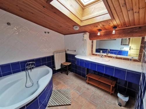 une grande salle de bain avec une baignoire et un lavabo dans l'établissement La maison du berger, à Cassagnes
