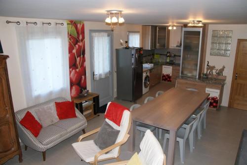 eine Küche mit Tisch und Stühlen und ein Esszimmer in der Unterkunft Bergerie du pic saint-loup in Saint-André-de-Buèges