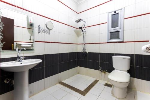 une salle de bains avec toilettes et lavabo dans l'établissement Arena Hostel, à Hurghada