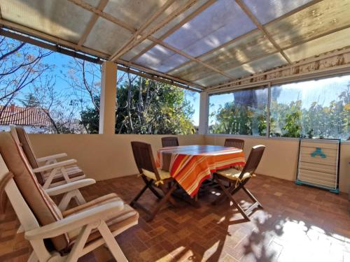 een eetkamer met een tafel en stoelen bij Louisiane in Sauvian