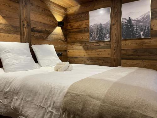 a bedroom with a bed in a log cabin at Chalet de ZORE in Morzine