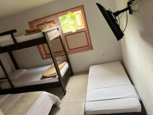 een kamer met twee stapelbedden en een raam bij Mahalo Hostel in Salento