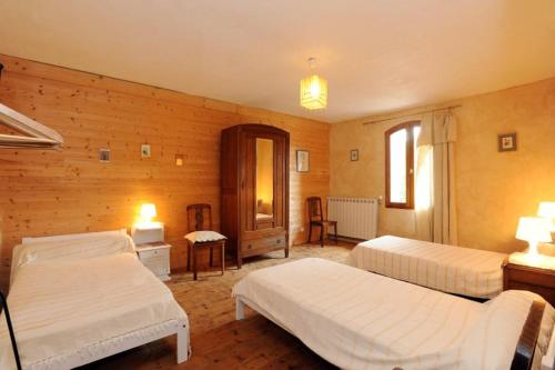 Giường trong phòng chung tại Mas grau