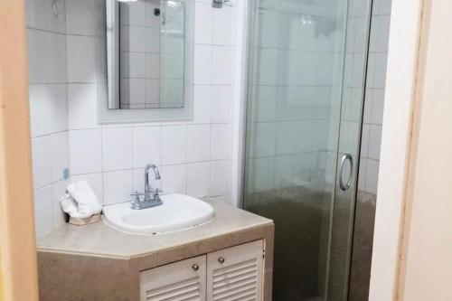 a bathroom with a sink and a shower at SUITE TORRES GEMELAS 2902 vista al mar in Acapulco