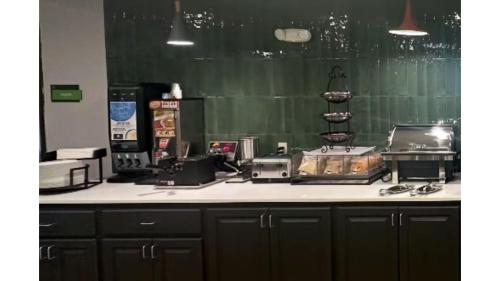 una cucina con piano di lavoro e piano di lavoro di La Quinta Inn & Suites by Wyndham Minot a Minot